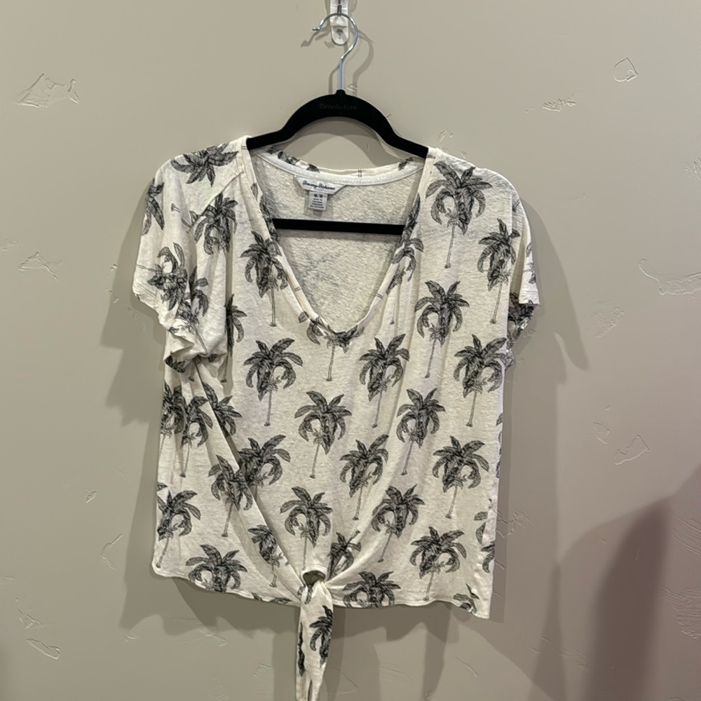 Tommy Bahama linen tshirt size medium.  Ties up in front of EUC